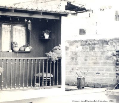 Balcon adornado de casa habitada en el barrio Santo Domingo Savio en 1980
Peval, 1980
Palabras clave: SANTO DOMINGO SAVIO MEDELLIN VIVIENDAS
