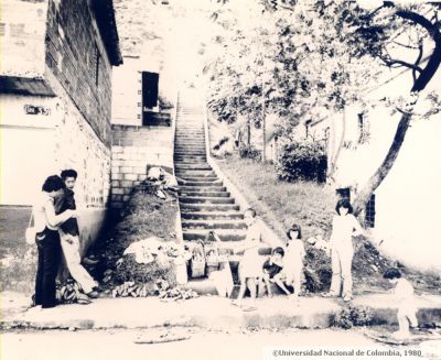 Escalas de comunicacion de viviendas construidas en partes altas (cra. 33) en el barrio Santo Domingo Savio en 1980
Peval, 1980
Palabras clave: SANTO DOMINGO SAVIO MEDELLIN VIVIENDAS CALLES