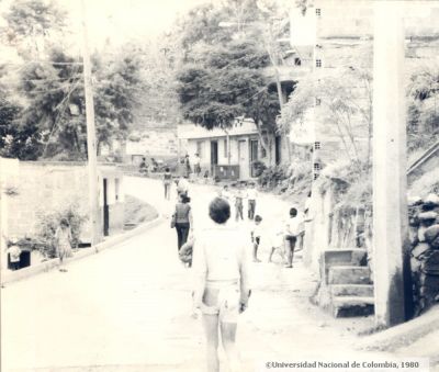Habitantes caminando y jugando en calle principal del barrio Santo Domingo Savio en 1980
Peval, 1980
Palabras clave: SANTO DOMINGO SAVIO MEDELLIN ESPACIO PUBLICO
