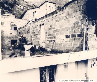 Terraza de vivienda en el barrio Santo Domingo Savio en 1980
Peval, 1980
Palabras clave: SANTO DOMINGO SAVIO MEDELLIN VIVIENDAS