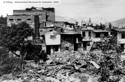 Escombros dejados por la creciente y viviendas del barrio la Iguana
Juan Carlos Ceballos - Cehap, 1993
Palabras clave: VIVIENDA IGUANA INUNDACIONES DESECHOS MEDELLIN