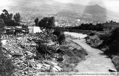 Quebrada la Iguana con escombros dejados por la crecida en sus riberas
Juan Carlos Ceballos - Cehap, 1993
Palabras clave: VIVIENDA LA IGUANA INUNDACIONES RIBERAS MEDELLIN
