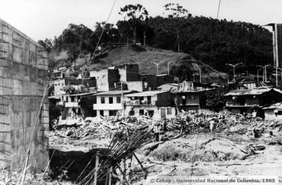 Viviendas y desechos de crecida de la quebrada en el barrio la Iguana
Juan Carlos Ceballos - Cehap, 1993
Palabras clave: VIVIENDA LA IGUANA INUNDACIONES MEDELLIN