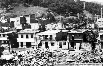 Desechos de escombros por crecida de la quebrada y viviendas precarias en el barrio la Iguana
Juan Carlos Ceballos - Cehap, 1993
Palabras clave: VIVIENDA LA IGUANA INUNDACIONES MEDELLIN