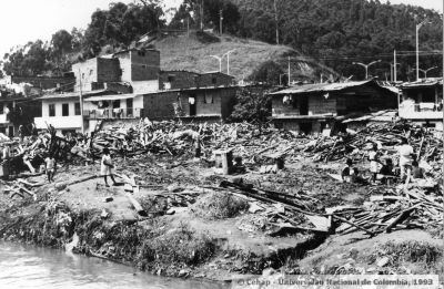 Quebrada la Iguana con escombros dejados por crecida en sus riberas
Juan Carlos Ceballos - Cehap, 1993
Palabras clave: VIVIENDA IGUANA ESCOMBROS DESECHOS RIBERAS MEDELLIN