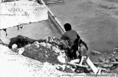 Personas bajando al borde de la quebrada La Iguana
Juan Carlos Ceballos - Cehap, 1993
Palabras clave: VIVIENDA IGUANA ESCOMBROS DESECHOS RIBERAS MEDELLIN