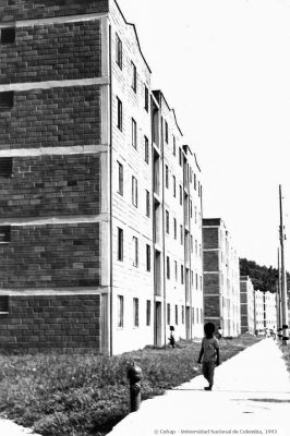 Unidades de vivienda construidas para reasentar a los habitantes del Barrio La Iguana
Juan Carlos Ceballos - Cehap, 1993
Palabras clave: VIVIENDA LA IGUANA MEDELLIN REASENTAMIENTOS