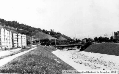 Unidades de vivienda construidas para reasentar a los habitantes del Barrio La Iguana
Juan Carlos Ceballos - Cehap, 1993
Palabras clave: VIVIENDA QUEBRADA LA IGUANA MEDELLIN REASENTAMIENTOS