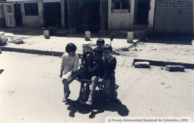 Habitantes y actividades del barrio Garces Navas en Bogota
Peval-Ceam, 1982
Palabras clave: VIVIENDA BARRIO GARCES NAVAS BOGOTA