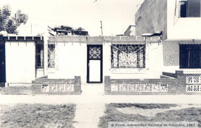 Viviendas de una sola planta con "engallamiento" - barrio Garces Navas (Bogota)
Peval-Ceam, 1982
Palabras clave: VIVIENDA BARRIO GARCES NAVAS BOGOTA