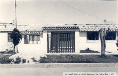 Copia de portada "elegante" estilo Mazuera y Cia. en el barrio Garces Navas en Bogota
Peval-Ceam, 1982
Palabras clave: VIVIENDA BARRIO GARCES NAVAS BOGOTA