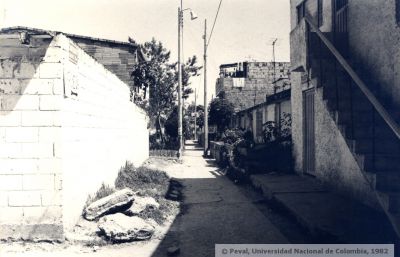 Precariedad resultante de los bordes de antejardines, voladizos y escaleras - barrio Garces Navas (Bogota)
Peval-Ceam, 1982
Palabras clave: VIVIENDA BARRIO GARCES NAVAS BOGOTA