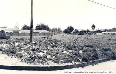 Areas en estado de abandono y escala desproporcionada en relacion con la altura de viviendas - barrio Garces Navas (Bogota)
Peval-Ceam, 1982
Palabras clave: VIVIENDA BARRIO GARCES NAVAS BOGOTA