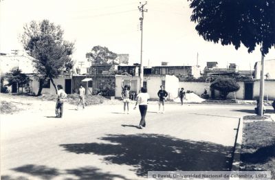 La cancha de futbol en el estacionamiento parece mas atractiva que las areas libres - barrio Garces Navas (Bogota)
Peval-Ceam, 1982
Palabras clave: VIVIENDA BARRIO GARCES NAVAS BOGOTA