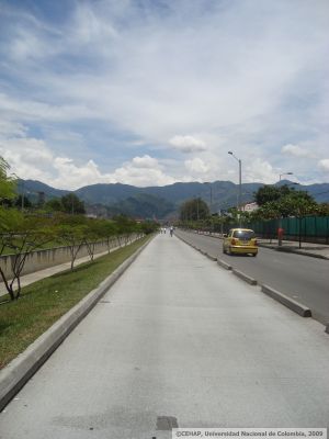 Calzada del Metroplus de la calle 30, utilizada como ciclovia
CEHAP, 2009
Palabras clave: METROPLUS MEDELLIN CALLE 30 ESPACIO PUBLICO
