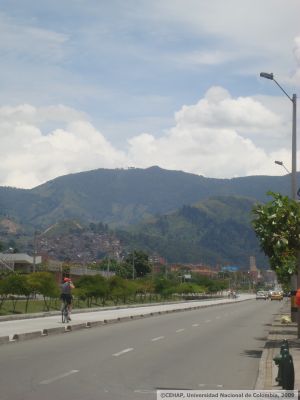 Panoramica de la calzada del transporte publico de la calle 30
CEHAP, 2009
Palabras clave: CALZADA METRO PLUS MEDELLIN CALLE 30