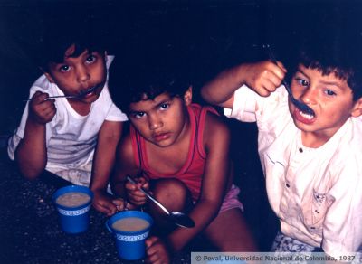 Niños damnificados en el albergue temporal de la Plaza de Mercado del barrio Castilla
Peval, 1987
Palabras clave: ALBERGUES MEDELLIN NIÑOS