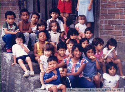 Grupo de niños en la plaza de mercado del barrio castilla utilizado como albergue temporal
Peval, 1987
Palabras clave: ALBERGUES MEDELLIN NIÑOS