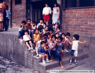 Grupo de niños en la plaza de mercado del barrio castilla utilizado como albergue temporal
Peval, 1987
Palabras clave: ALBERGUES MEDELLIN NIÑOS