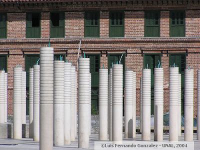Columnas de conexion a torres de luz de la Plaza de la Luz, al fondo Edificio historico
Luis Fernando Gonzalez, 2004
Palabras clave: PARQUES MEDELLIN