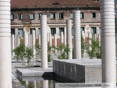 Columnas de conexion en la Plaza de la Luz y al fondo el Edificio Vasquez y Carre sin restaurar
Luis Fernando Gonzalez, 2004
Palabras clave: PLAZAS LUZ LUCES PARQUES MEDELLIN