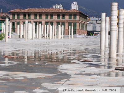 Columnas de conexion para torres de luz en la Plaza de la Luz (en construccion)
Luis Fernando Gonzalez, 2004
Palabras clave: PLAZAS LUZ LUCES PARQUES MEDELLIN