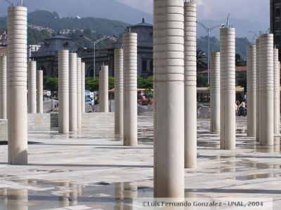 Columnas para torres de la Plaza de la Luz (en construccion)
Luis Fernando Gonzalez, 2004
Palabras clave: PLAZAS LUZ LUCES PARQUES MEDELLIN