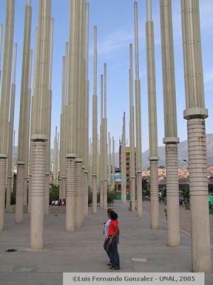 Escala humana en las torres de la Plaza de la Luz
Luis Fernando Gonzalez, 2005
Palabras clave: PLAZAS LUZ LUCES PARQUES MEDELLIN