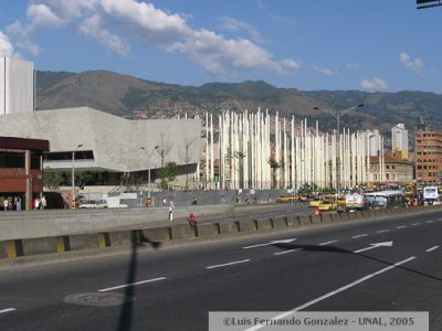 Biblioteca tematica EPM y la Plaza de la Luz desde la Avenida San Juan (Calle 44)
Luis Fernando Gonzalez, 2005
Palabras clave: PARQUES MEDELLIN BIBLIOTECA CALLES