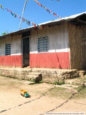 Vivienda tipica de Isla Fuerte en Bolivar construida en paredes de bambu y techo de aluminio
Senia Salazar, 2007
Palabras clave: VIVIENDA TRADICIONAL ISLA FUERTE BOLIVAR