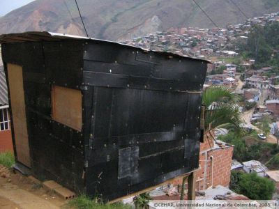 Vivienda de invasion y alto riesgo construida con retal de madera y techo de aluminio en el sector de Pajarito
Senia Salazar, 2005
Palabras clave: VIVIENDA INVASION MEDELLIN SAN JAVIER