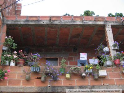 Balcon rustico y adornado con materas de vivienda en el sector de Pajarito
Senia Salazar, 2005
Palabras clave: VIVIENDA MEDELLIN