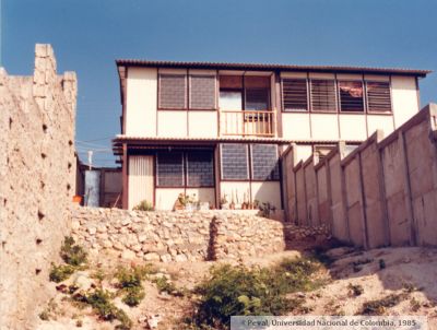 Vivienda prefabricada multifamiliar de dos niveles en Cartagena
Peval, 1985
Palabras clave: VIVIENDA PREFABRICADA CARTAGENA CASA