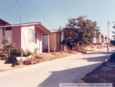 Calle en Cartagena del Sector de viviendas prefabricadas
Peval, 1985
Palabras clave: VIVIENDA PREFABRICADA CARTAGENA CASA