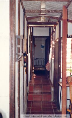 Interior de casa prefabricada habitada en Cartagena
Peval, 1985
Palabras clave: VIVIENDA PREFABRICADA CARTAGENA CASA