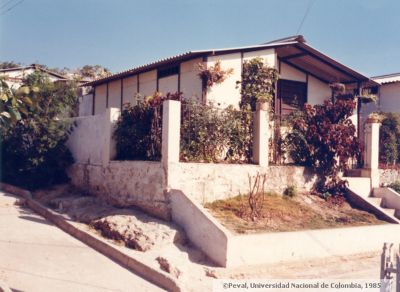 Casa prefabricada con antejardin adornada con materas
Peval, 1985
Palabras clave: VIVIENDA PREFABRICADA CARTAGENA CASA