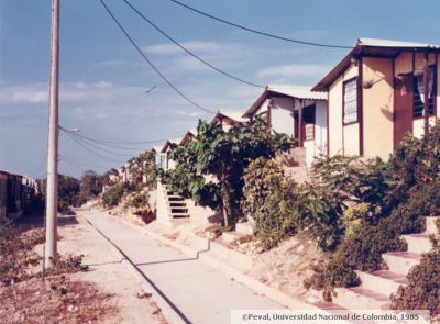 Calle de comunicacion para las viviendas prefabricadas en Cartagena
Peval, 1985
Palabras clave: VIVIENDA PREFABRICADA CARTAGENA CASA