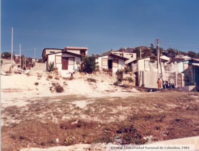 Zona de construccion de viviendas prefabricadas en Cartagena
Peval, 1985
Palabras clave: VIVIENDA PREFABRICADA CARTAGENA CASA