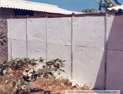 Muros de plaquetas de concreto conectado con perfilería de lámina galvanizada
Peval, 1985
Palabras clave: VIVIENDA PREFABRICADA CARTAGENA CASA