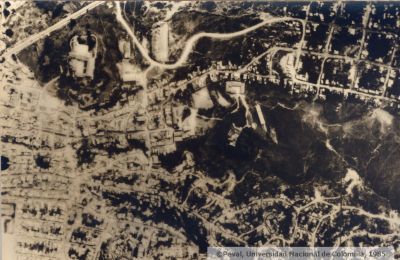 Fotografia aerea de sector de viviendas prefabricadas en Cartagena 
Peval, 1985
Palabras clave: VIVIENDA PREFABRICADA CARTAGENA CASA