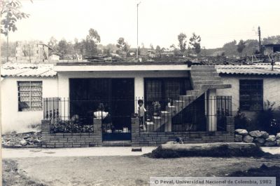 Una casa terminada en un piso que ya tiene previsto el segundo para vivienda bifamiliar - barrio La Manuelita (Bogota)
Peval-Ceam, 1982
Palabras clave: VIVIENDAS BARRIO LA MANUELITA BOGOTA