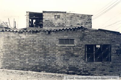 Vivienda en un piso con irregularidad de cubiertas en el barrio La Manuelita en Bogota
Peval-Ceam, 1982
Palabras clave: VIVIENDAS BARRIO LA MANUELITA BOGOTA