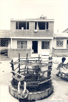 Vivienda casi terminada con enfasis en la apariencia en el barrio La Manuelita en Bogota
Peval-Ceam, 1982
Palabras clave: VIVIENDAS BARRIO LA MANUELITA BOGOTA