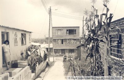 La casa "Ziqqurat" entre pisos. Cutivo de maiz en el antejardin  - barrio La Manuelita (Bogota)
Peval-Ceam, 1982
Palabras clave: VIVIENDAS BARRIO LA MANUELITA BOGOTA
