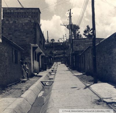 Eje principal hacia el oriente con diversidad de alturas en las viviendas - barrio La Manuelita (Bogota)
Peval-Ceam, 1982
Palabras clave: VIVIENDAS BARRIO LA MANUELITA BOGOTA