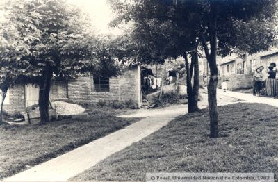 Uno de los claustros tratado como un parque con contrastes entre zonas verdes y viviendas - barrio La Manuelita (Bogota)
Peval-Ceam, 1982
Palabras clave: VIVIENDAS BARRIO LA MANUELITA BOGOTA