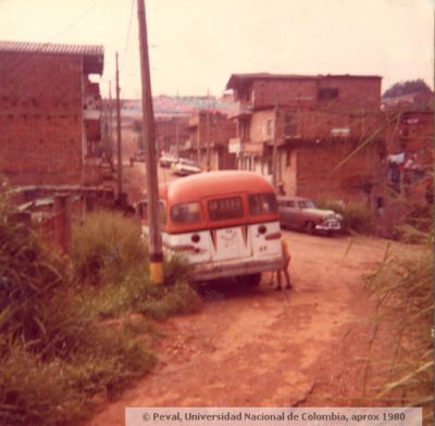 Calle sin pavimentar del barrio Doce de Octubre en 1980
Peval, 1980
Palabras clave: BARRIO DOCE DE OCTUBRE MEDELLIN