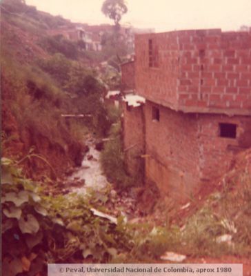 Vivienda al borde de quebrada en el barrio Doce de Octubre
Peval, 1980
Palabras clave: BARRIO DOCE DE OCTUBRE MEDELLIN ZONAS DE RIESGO