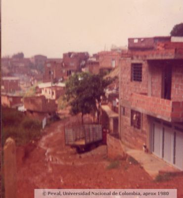 Calle sin pavimentar en el barrio Doce de Octubre en 1980
Peval, 1980
Palabras clave: BARRIO DOCE DE OCTUBRE MEDELLIN