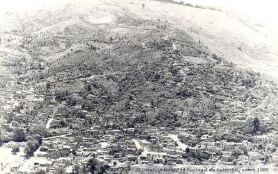 Asentamientos en las laderas de Medellin
PEVAL, APROX 1980
Palabras clave: INVASIONES BARRIOS POPULARES MEDELLIN